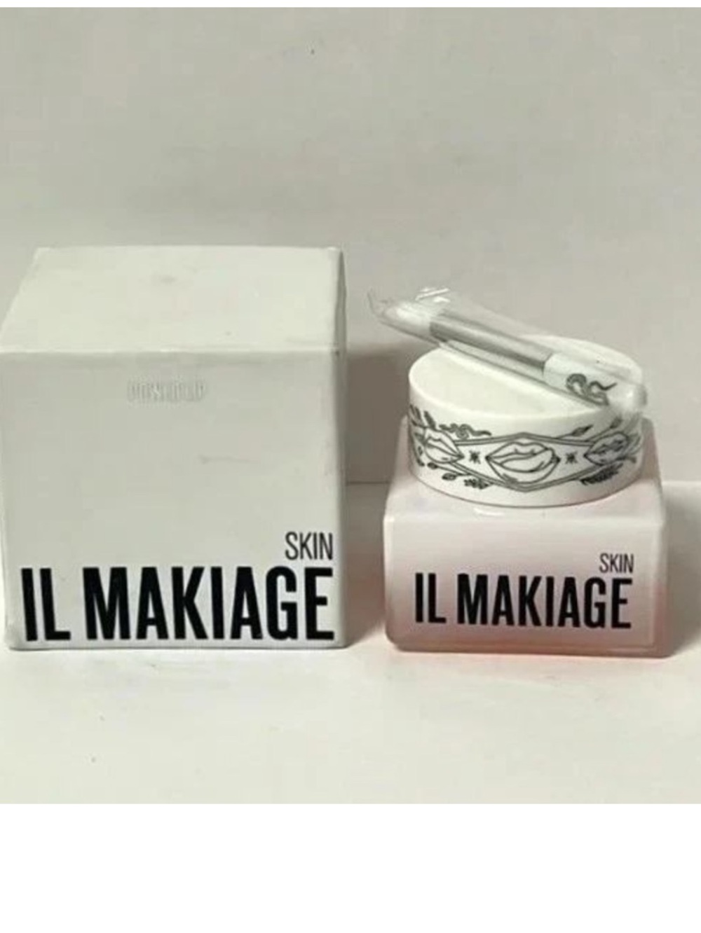 IL MAKIAGE Moisturizing Cream in White and Light Pink Jar